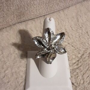 Elegant Silver Floral Ring